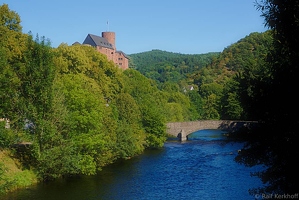 Burg mit Fluss